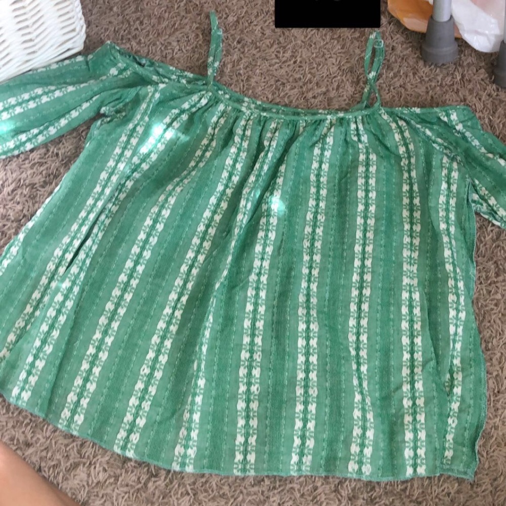 OFF THE SHOULDER TOP